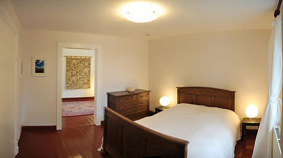 Photo of the whole room, Bedroom