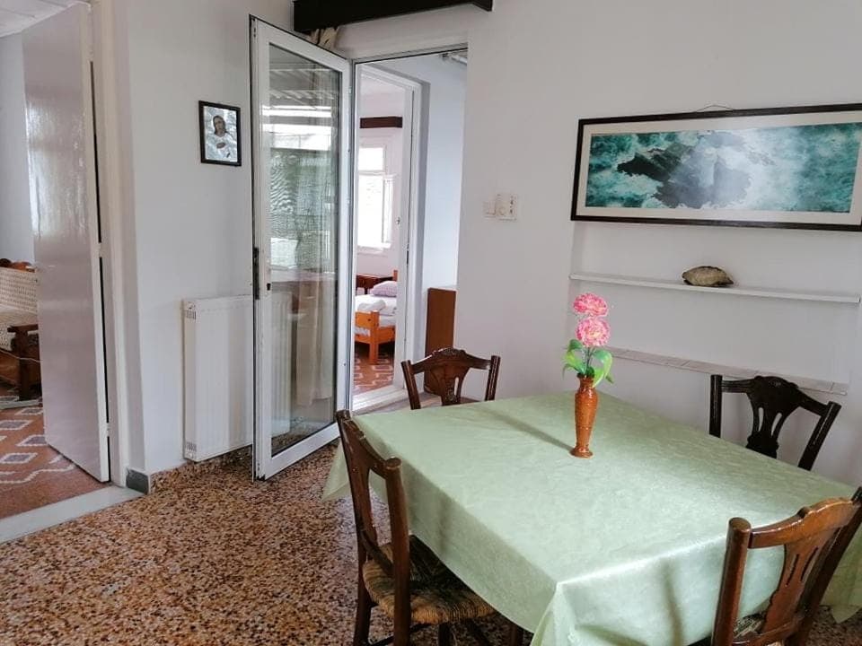 Restaurant/places to eat, TV and multimedia, Living room, Seating area, Dining area