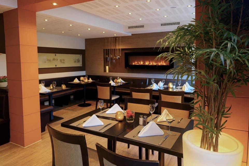 Restaurant/places to eat, Food and drinks, Banquet/Function facilities, Seating area, Food, Drinks