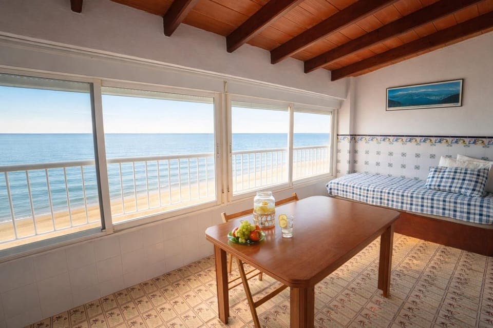 Bed, Natural landscape, Balcony/Terrace, Seating area, Dining area, Beach, Sea view