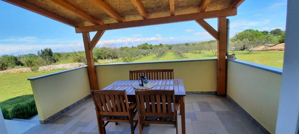 Property building, Restaurant/places to eat, Breakfast