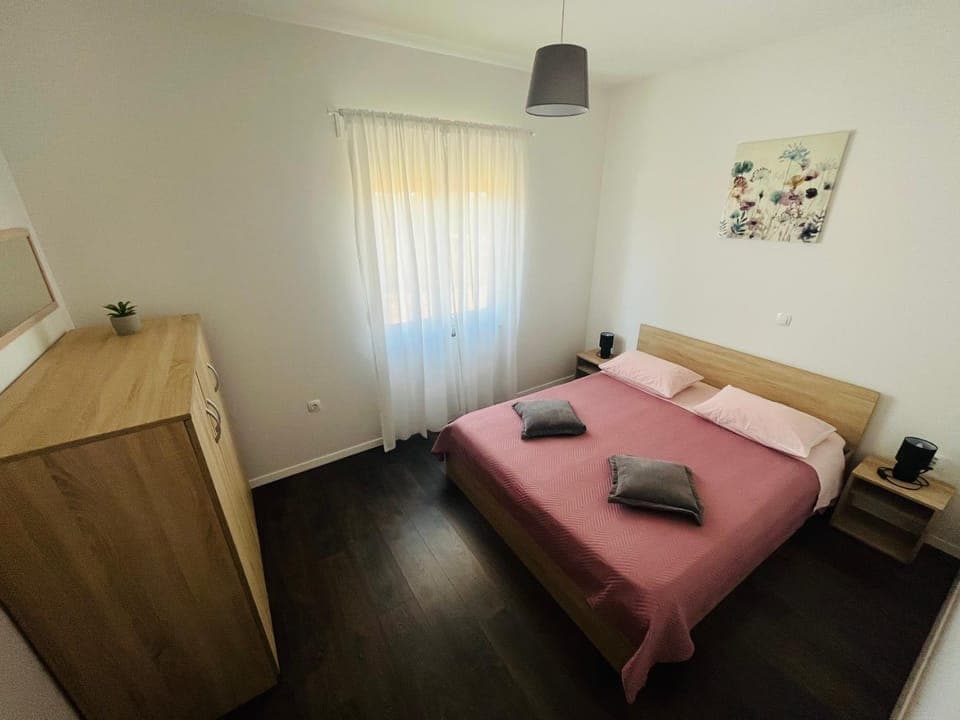 Bed, Bedroom, hair dresser