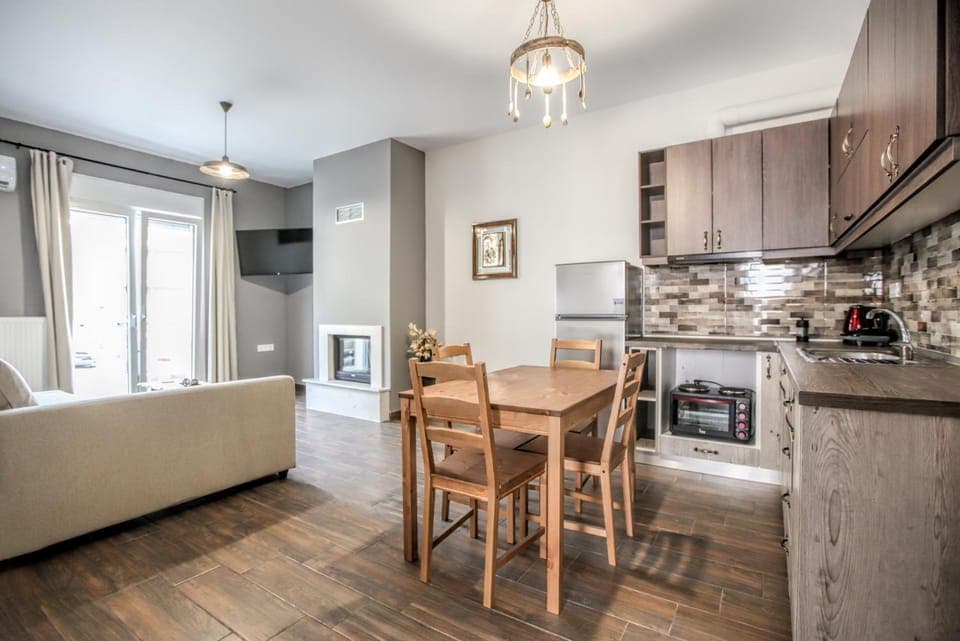 Kitchen or kitchenette, Dining area