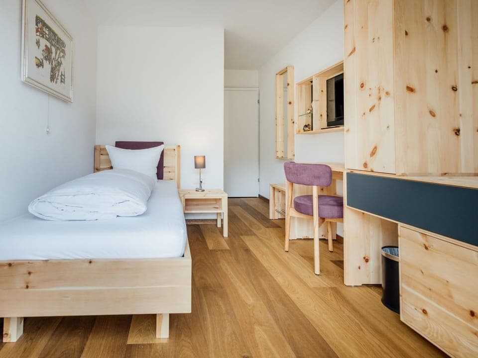 Bed, TV and multimedia, Photo of the whole room, wardrobe