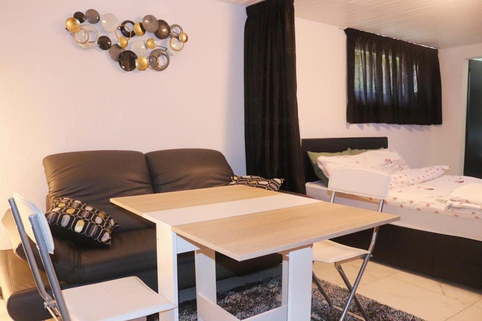 Bed, Living room, Photo of the whole room, Seating area, Dining area, Bedroom