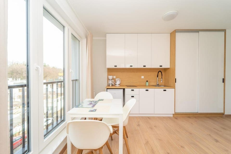 Kitchen or kitchenette, Dining area, stove