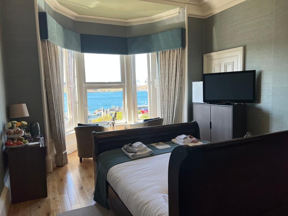 Bed, Bedroom, Sea view, hair dresser