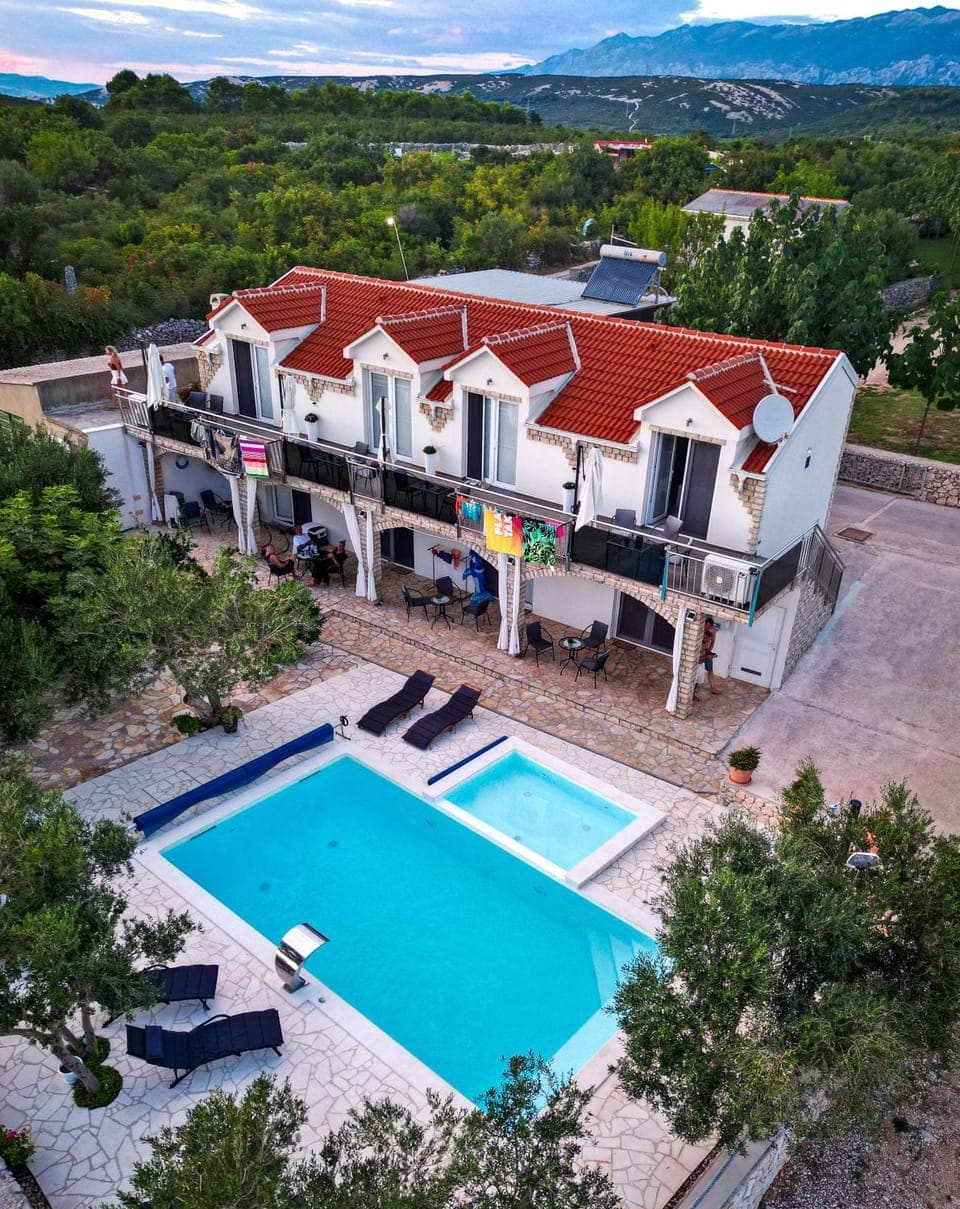 Property building, Day, Natural landscape, Bird's eye view, Mountain view, Pool view, Swimming pool, sunbed