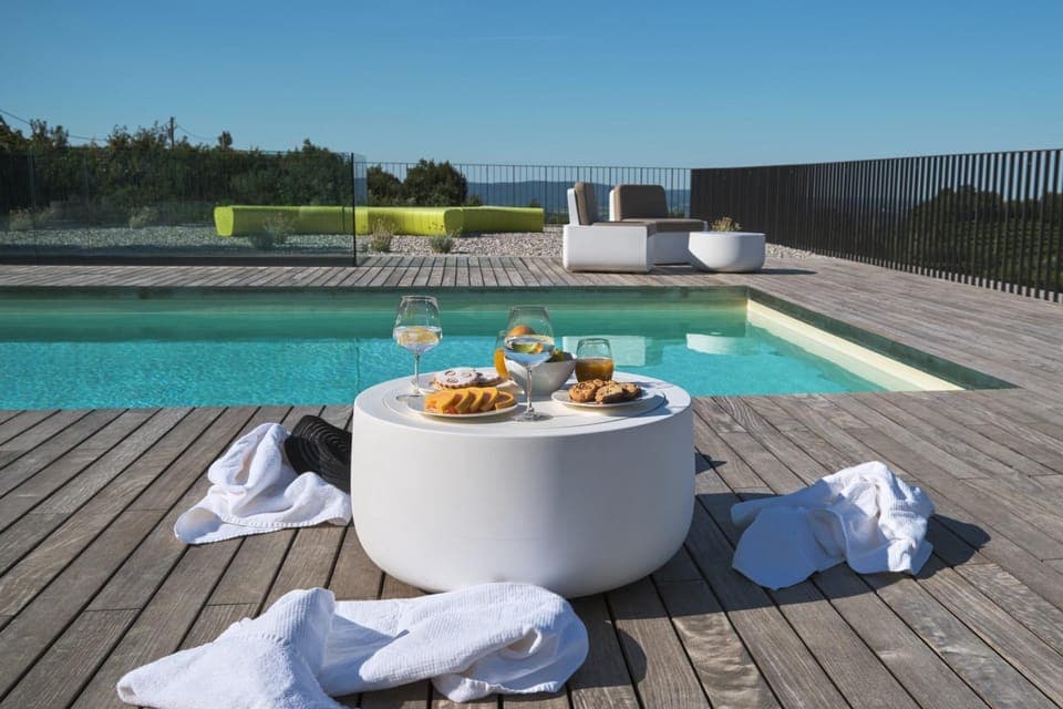 Day, Food and drinks, Pool view, Swimming pool, towels