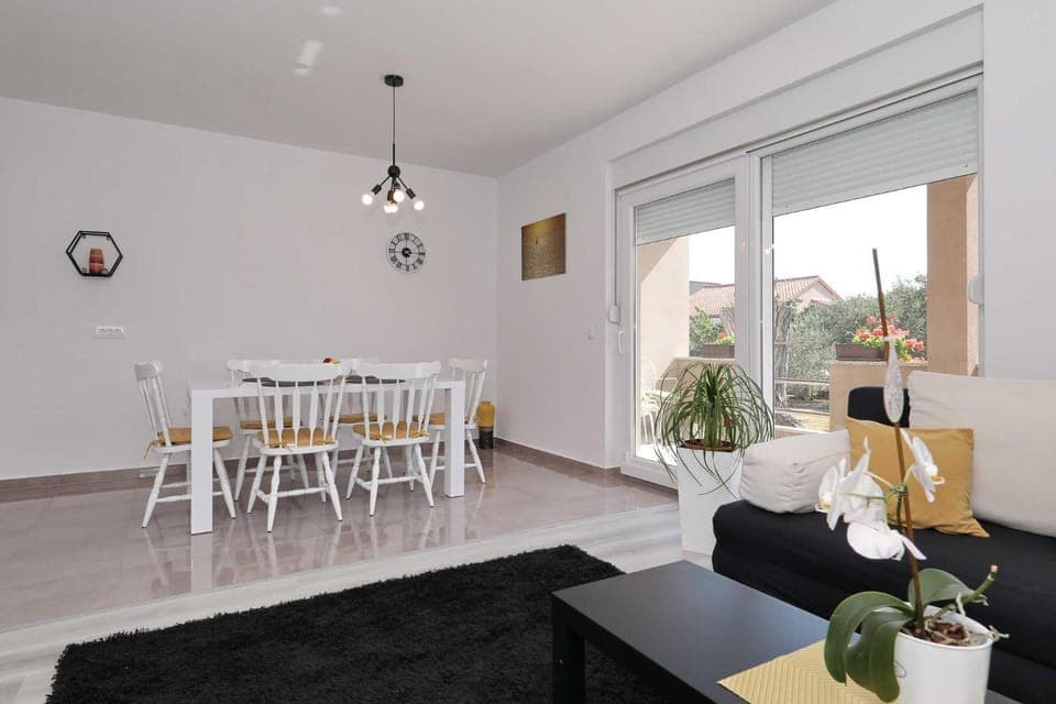 Seating area, Dining area