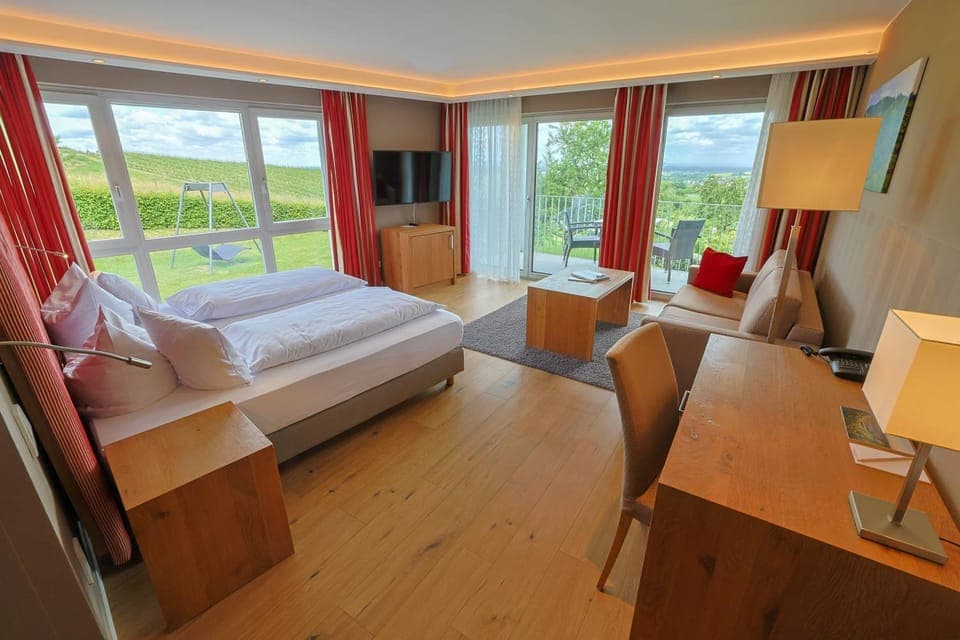 Bed, TV and multimedia, Photo of the whole room, Seating area