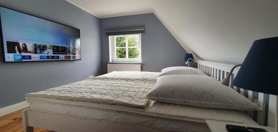 Bed, TV and multimedia, Photo of the whole room, Bedroom