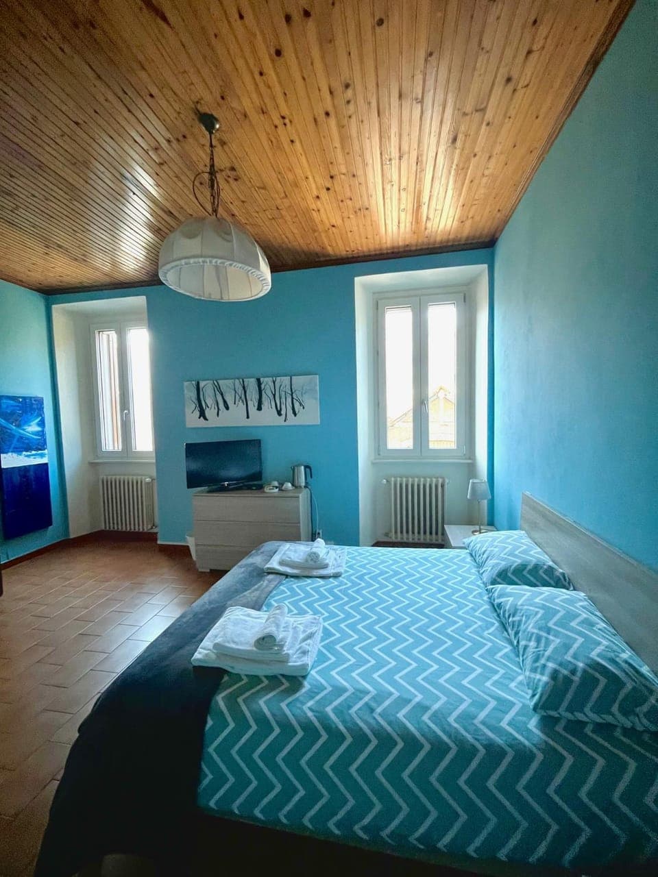 Restaurant/places to eat, Bed, Bathroom, Photo of the whole room, Bedroom, Bath, towels