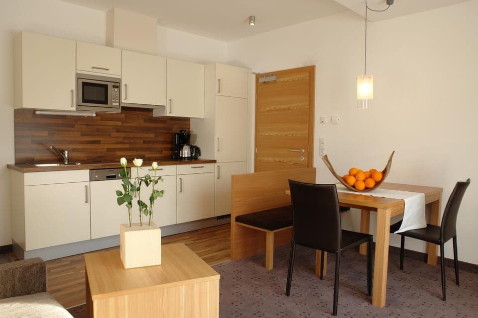 Kitchen or kitchenette, Dining area