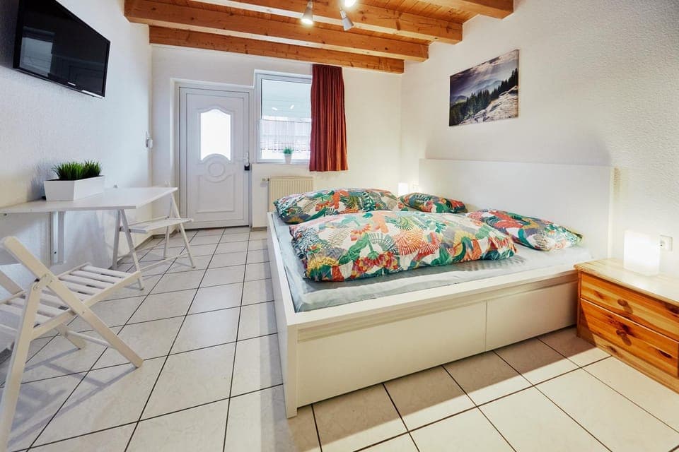 Bed, TV and multimedia, Photo of the whole room, Bedroom