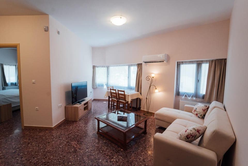 TV and multimedia, Living room, Seating area, Dining area