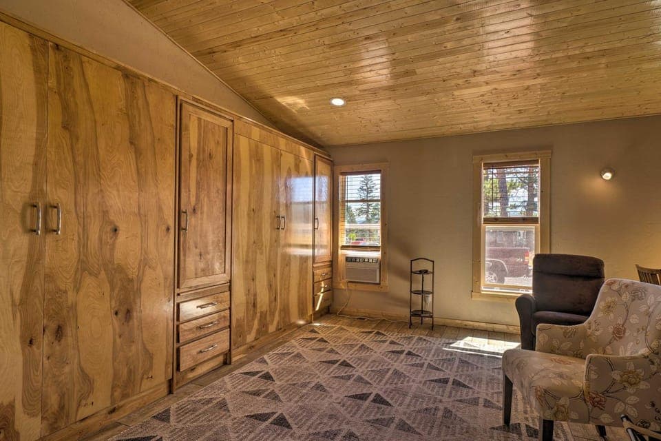 Mountain Cabin, Walk to Dining/Memorial Park! Cabin in Woodland Park