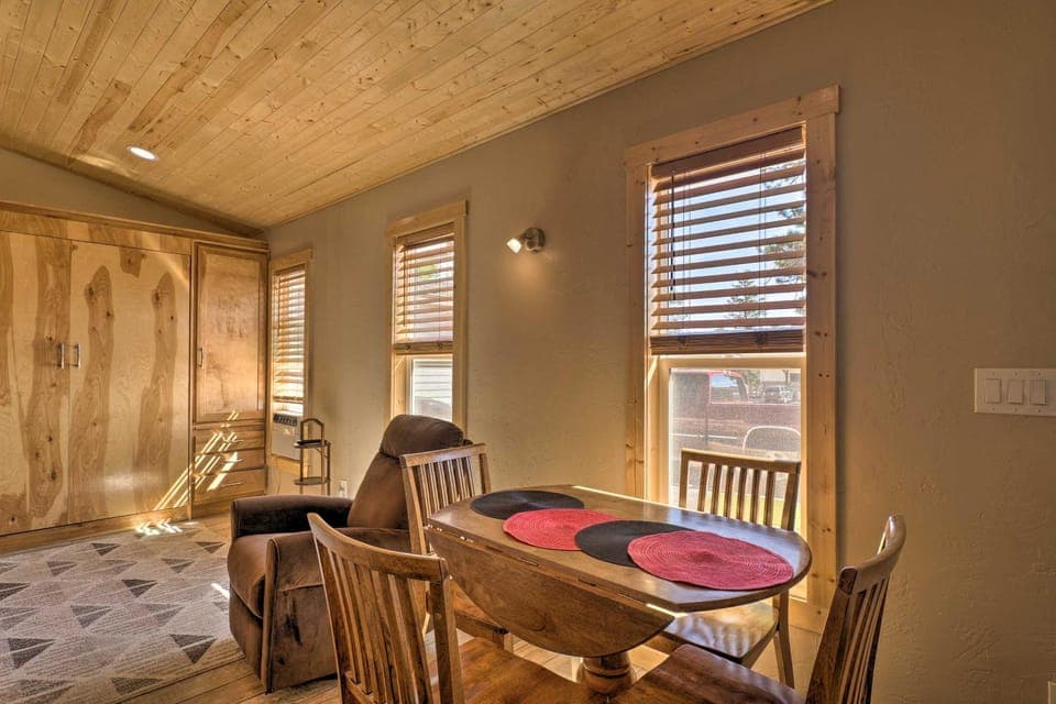 Mountain Cabin, Walk to Dining/Memorial Park! Cabin in Woodland Park