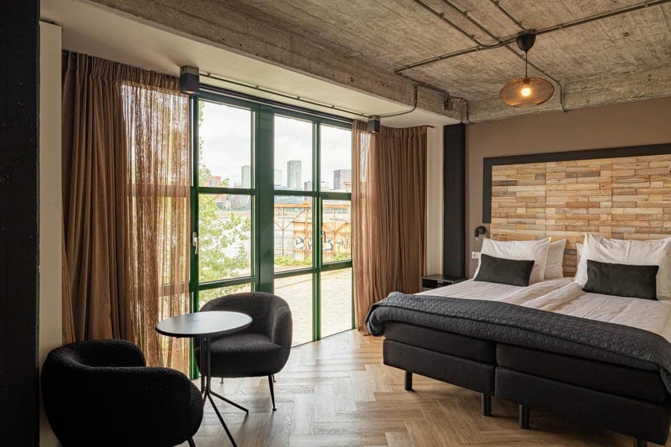 Bed, Seating area, Bedroom, City view, River view, Street view