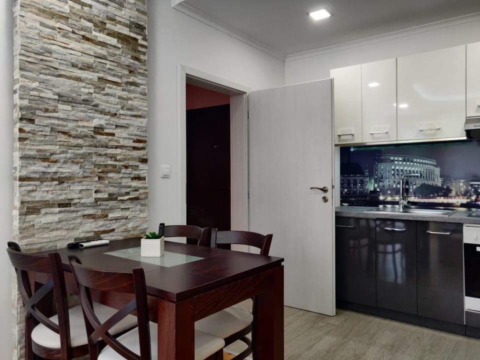 Kitchen or kitchenette, Dining area, oven