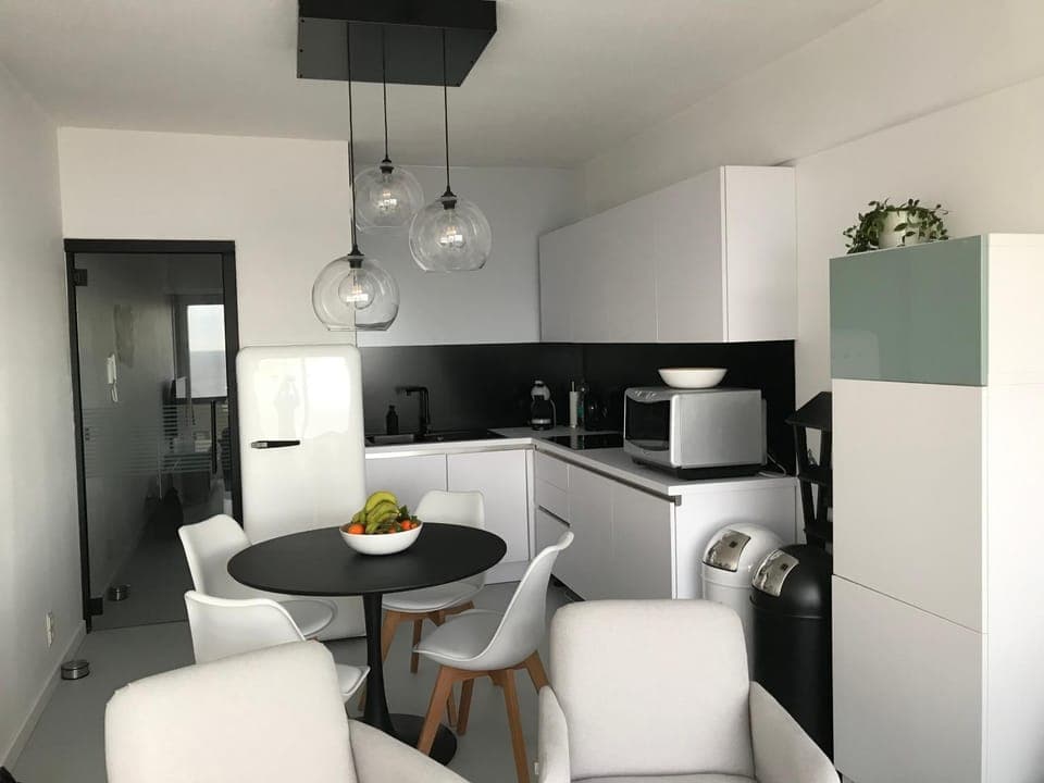 Kitchen or kitchenette, Dining area
