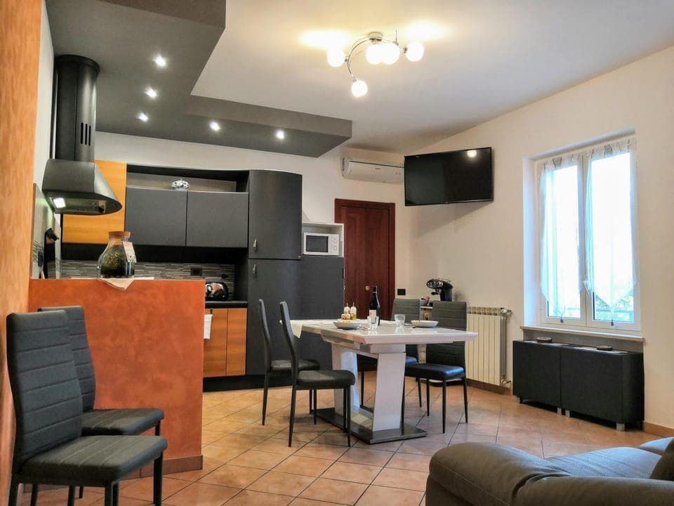 TV and multimedia, Coffee/tea facilities, Kitchen or kitchenette, Living room, Seating area, Dining area