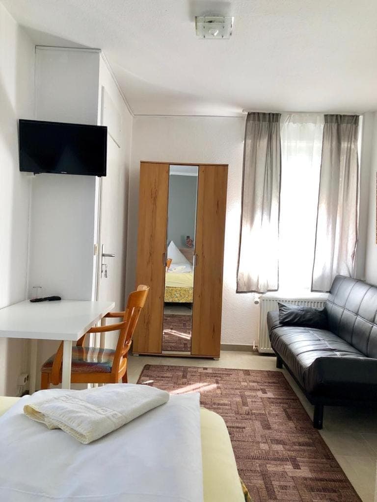 Bed, TV and multimedia, Photo of the whole room, Seating area, Bedroom, wardrobe