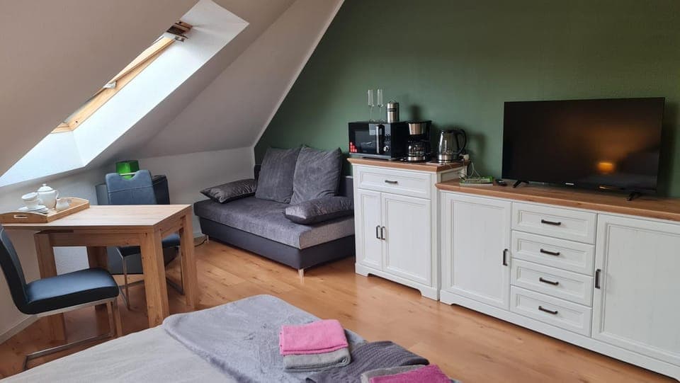 TV and multimedia, Living room, Seating area, Dining area