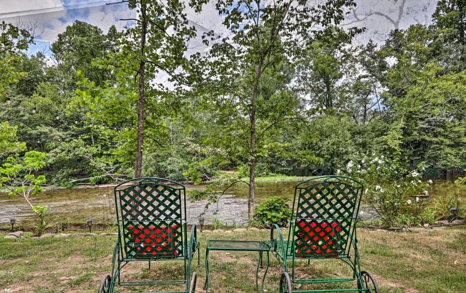 Fire Pit & Deck! Cozy Smoky Mtn Retreat on River Apartment in Townsend