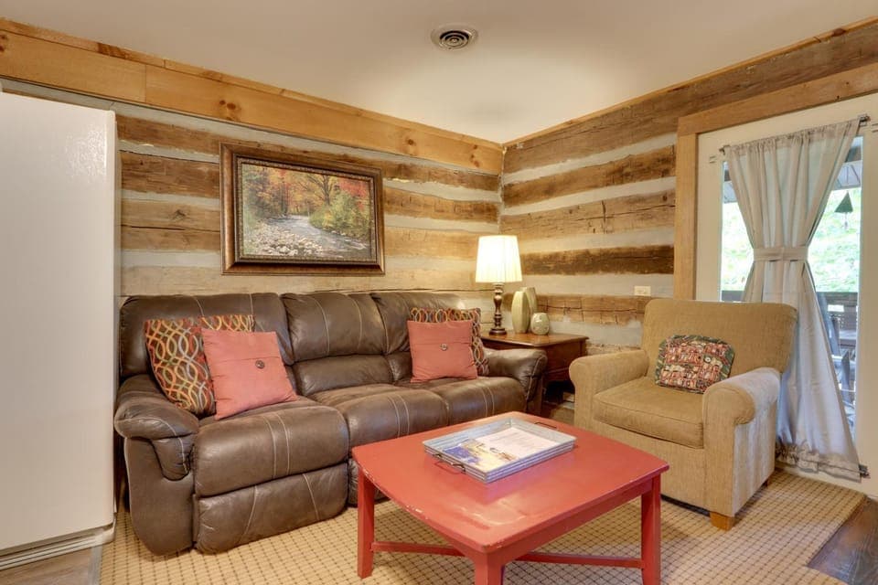 Fire Pit & Deck! Cozy Smoky Mtn Retreat on River Apartment in Townsend