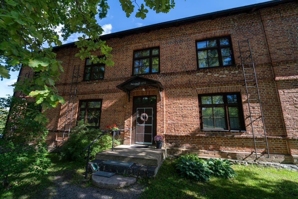 Facade/entrance