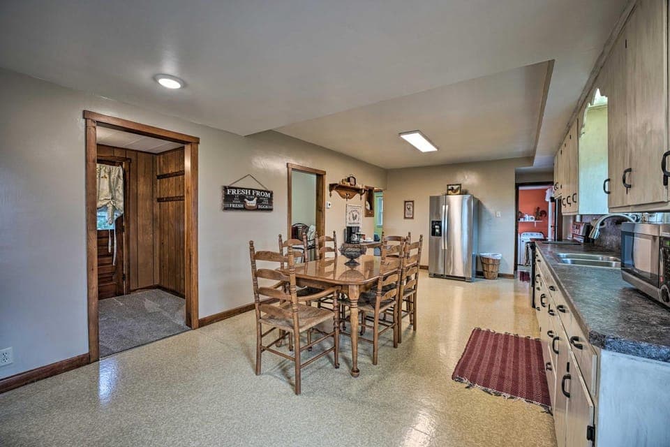 'Rise and Shine Farm' in Goshen w/ BBQ & Fire Pit! House in Indiana