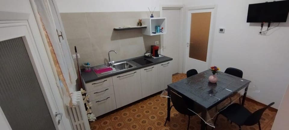 Kitchen or kitchenette, Dining area, minibar, stove