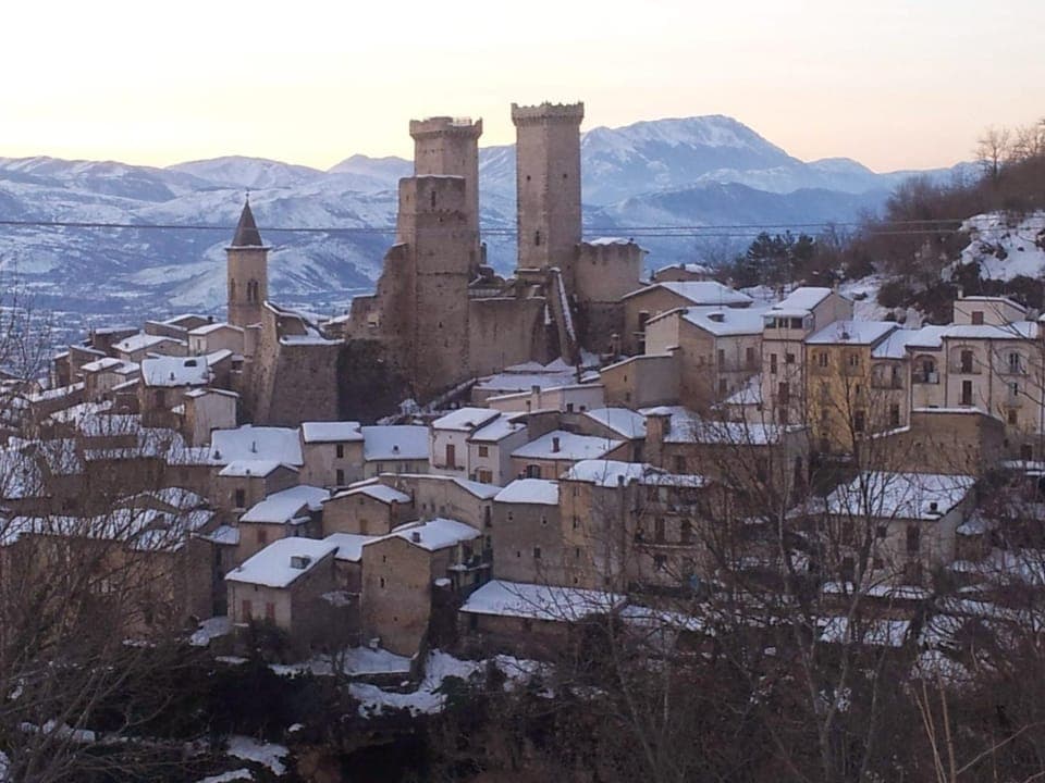 Nearby landmark, Day, Neighbourhood, Winter, Other, On site, City view, Mountain view