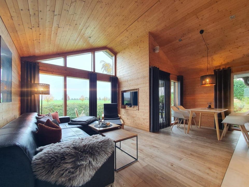 Communal lounge/ TV room, TV and multimedia, View (from property/room), Living room, Seating area, Evening entertainment