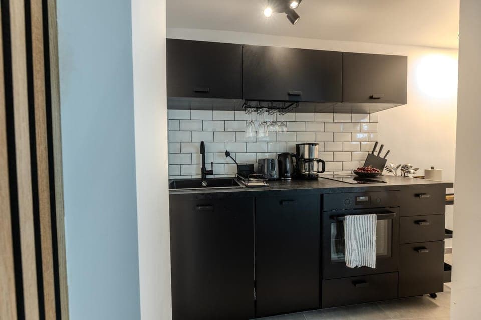 Coffee/tea facilities, Kitchen or kitchenette, dishwasher, stove, toaster