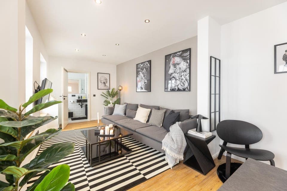 Living room, Seating area, internet