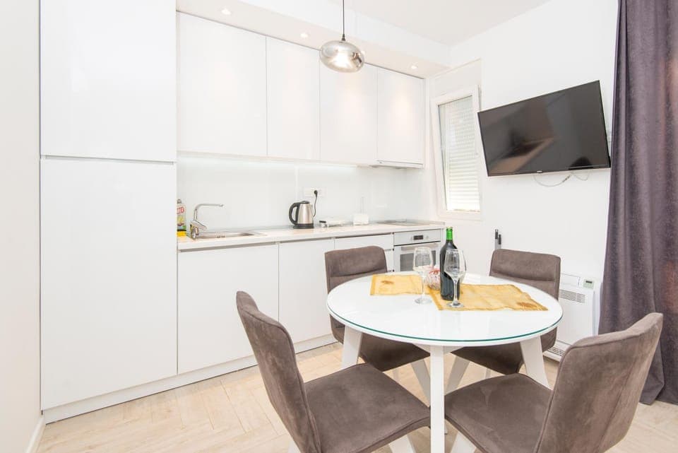 TV and multimedia, Kitchen or kitchenette, Living room, Food and drinks, Seating area, Dining area, Drinks