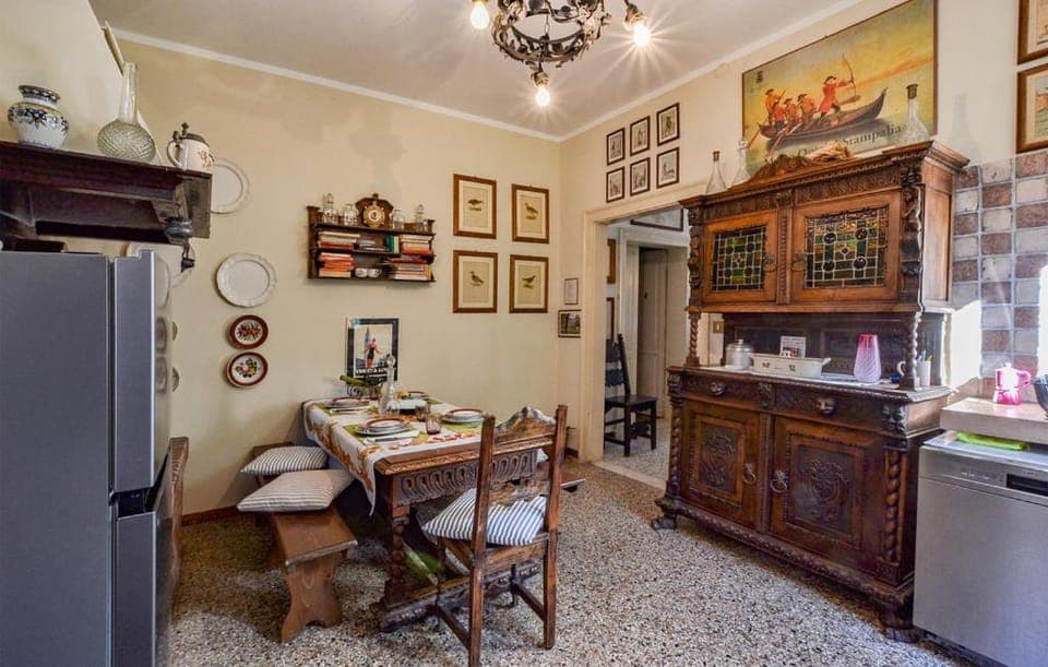 Kitchen or kitchenette, Dining area