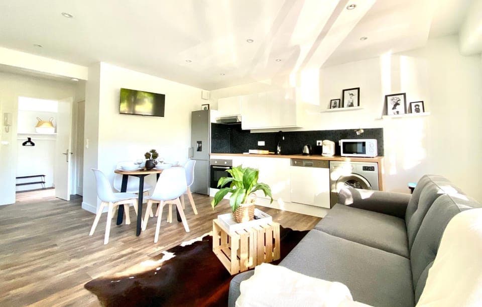 Communal lounge/ TV room, TV and multimedia, Kitchen or kitchenette, Living room, Decorative detail, Seating area, Dining area, oven, stove