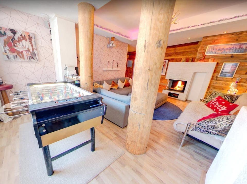 Game Room, Living room, flat iron