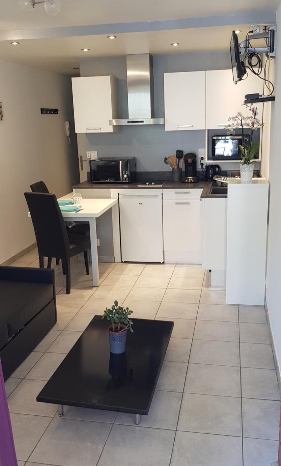 Kitchen or kitchenette, Dining area