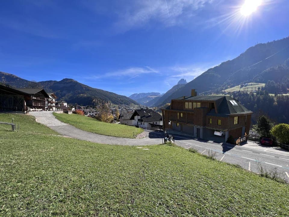 Property building, Nearby landmark, Day, Natural landscape, Mountain view, Parking