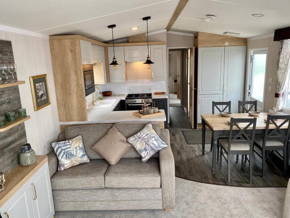 Kitchen or kitchenette, Living room, Photo of the whole room, Seating area, Dining area, minibar, oven, pet friendly, stove