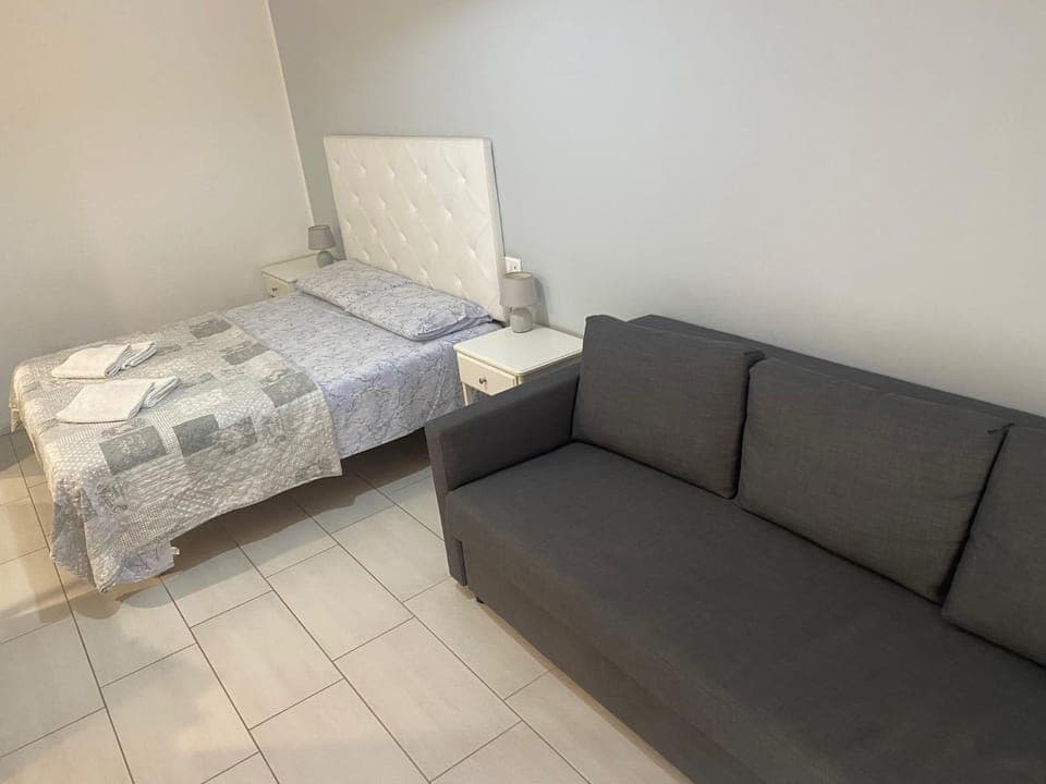 Bed, Living room, Photo of the whole room, Bedroom, towels