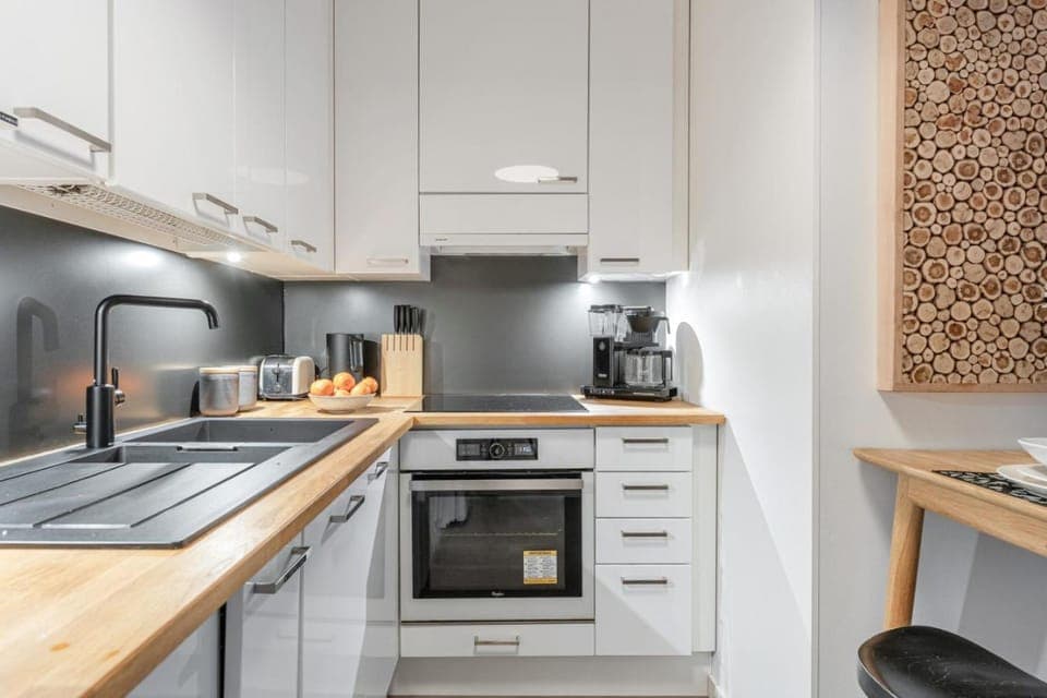 Coffee/tea facilities, Kitchen or kitchenette, dishwasher, oven, stove, toaster