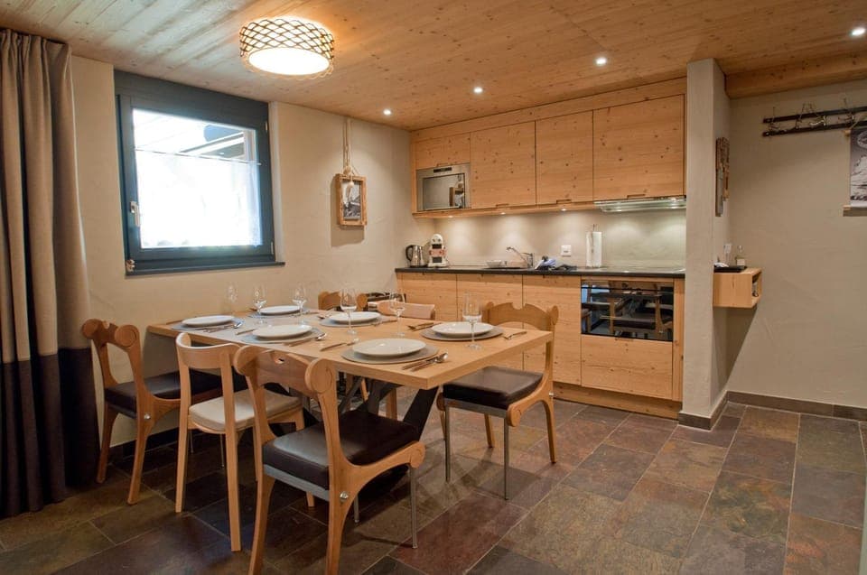 Kitchen or kitchenette, Dining area