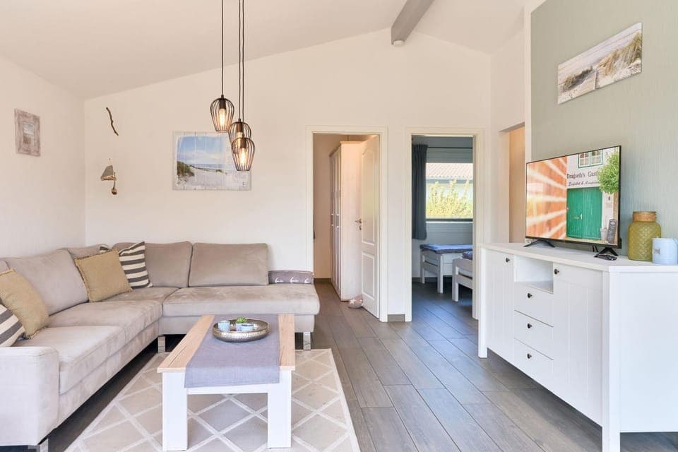 Communal lounge/ TV room, TV and multimedia, Living room, Seating area, Dining area, Evening entertainment