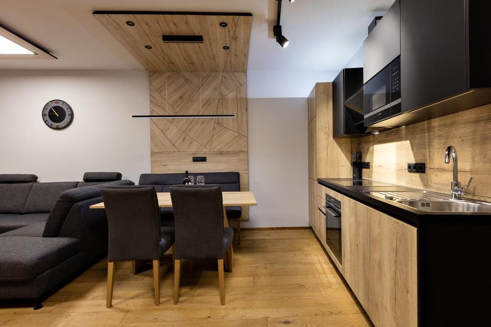 Kitchen or kitchenette, Dining area