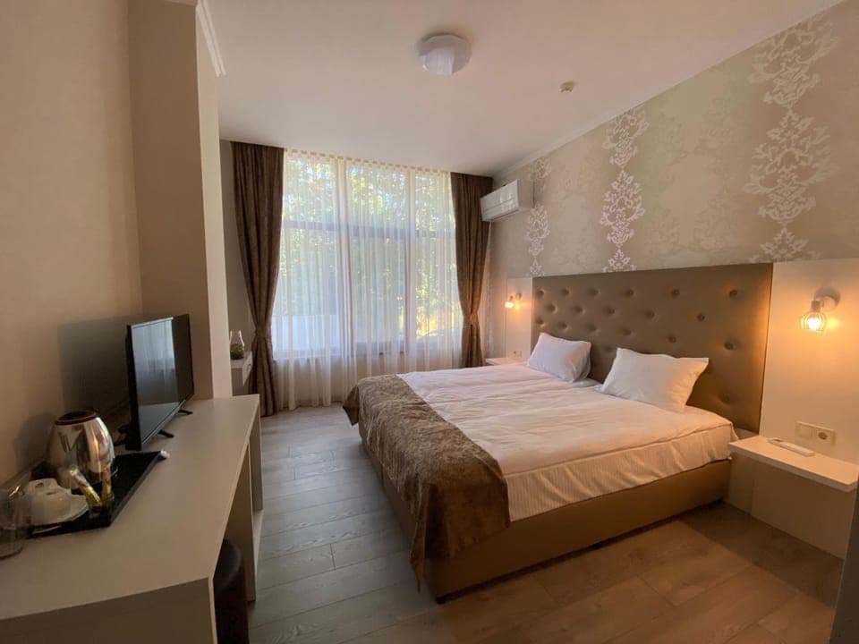 Bed, TV and multimedia, Photo of the whole room, Bedroom, hair dresser